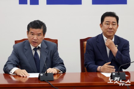 제임스 김 주한미국상공회의소(암참, AMCHAM) 회장이 19일 서울 여의도 국회를 찾아 더불어민주당 김병기 원내대표와 만나며 발언을 하고 있다.