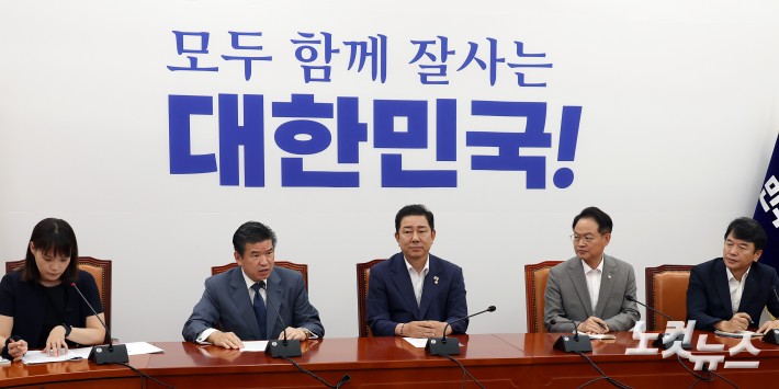 더불어민주당 김병기 원내대표와 제임스 김 주한미국상공회의소(암참, AMCHAM) 회장이 19일 서울 여의도 국회에서 만나 악수를 하고 있다.