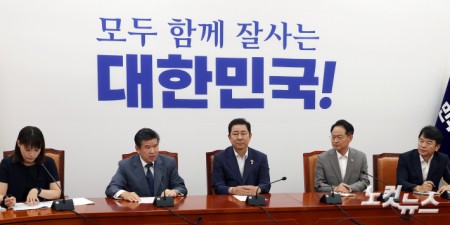 더불어민주당 김병기 원내대표와 제임스 김 주한미국상공회의소(암참, AMCHAM) 회장이 19일 서울 여의도 국회에서 만나 악수를 하고 있다.