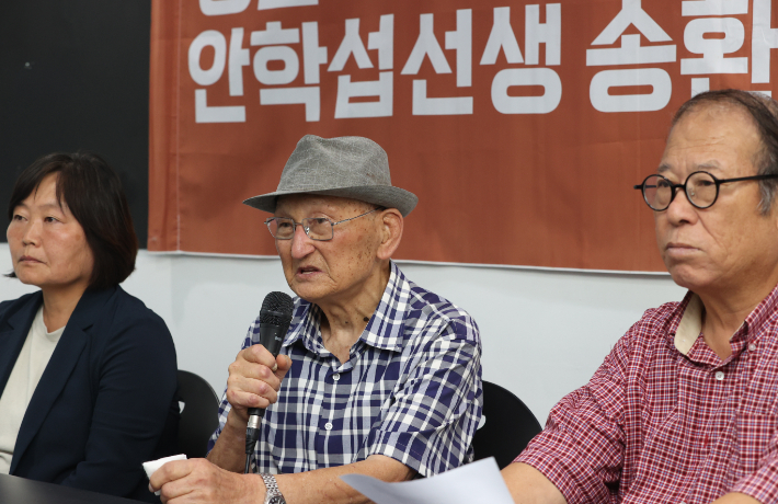 비전향장기수 안학섭씨가 지난 13일 서울 종로구 모처에서 열린 '전쟁포로 안학섭 판문점 송환 일정 중대 발표 기자회견'에서 발언하고 있다. 왼쪽부터 한명희 안학섭선생송환추진단 공동단장, 안 선생, 이적 안학섭선생송환추진단 공동단장. 연합뉴스
