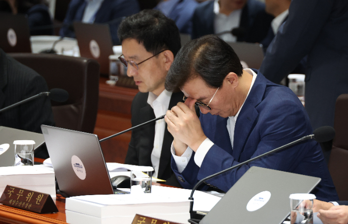 전재수 해수부 장관(오른쪽)이 내년 부산시장에 출마할 경우, 전 장관의 지역구인 부산 북구갑에 조국 전 법무부 장관이 보궐로 출마할 수 있다는 설이 지역 정가에서 나오고 있다. 연합뉴스   