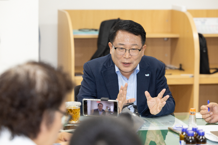 정헌율 익산시장이 지난 13일 코스트코 익산점 입점에 대해 설명하고 있다. 익산시 제공