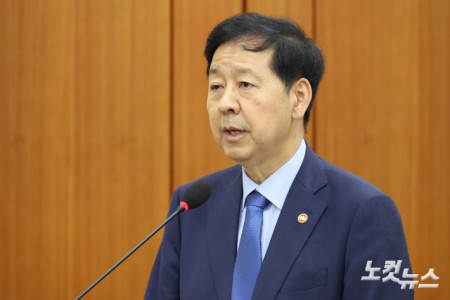 구윤철 경제부총리 겸 기획재정부 장관이 19일 서울 여의도 국회에서 열린 기획재정위원회 전체회의에서 업무보고를 하고 있다.