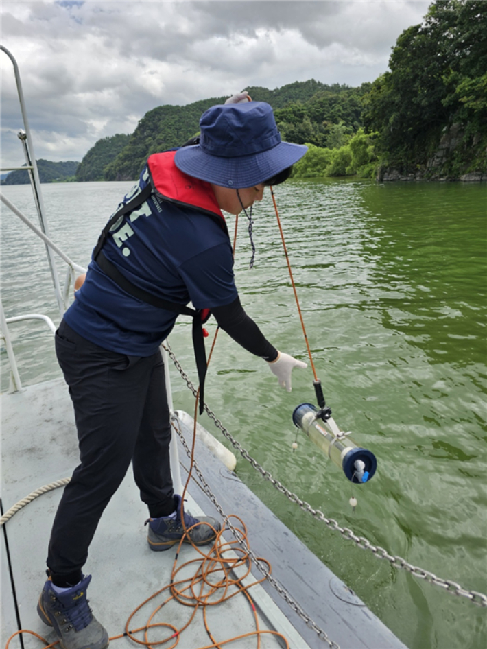 낙동강 녹조 농도 분석을 위한 채수 장면. 환경부 제공