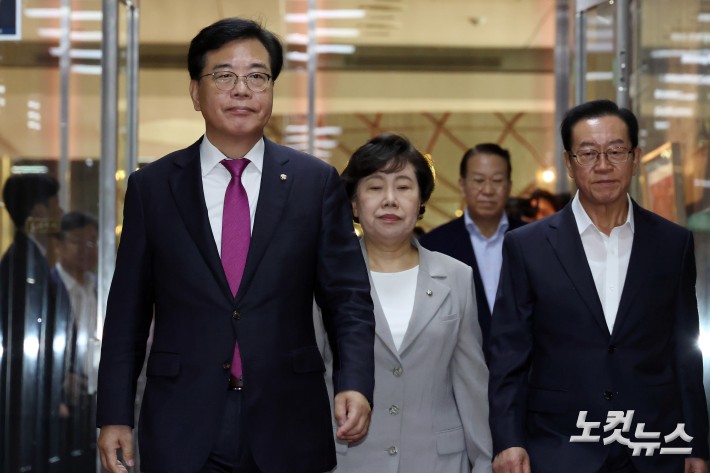 국민의힘 송언석 비상대책위원장 겸 원내대표을 비롯한 중진 의원들이 19일 서울 여의도 국회에서 우원식 국회의장에게 본회의 일정 연기 등을 요청하기 위해 국회의장실을 방문하고 있다.