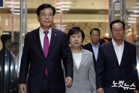 국민의힘 송언석 비상대책위원장 겸 원내대표을 비롯한 중진 의원들이 19일 서울 여의도 국회에서 우원식 국회의장에게 본회의 일정 연기 등을 요청하기 위해 국회의장실을 방문하고 있다.