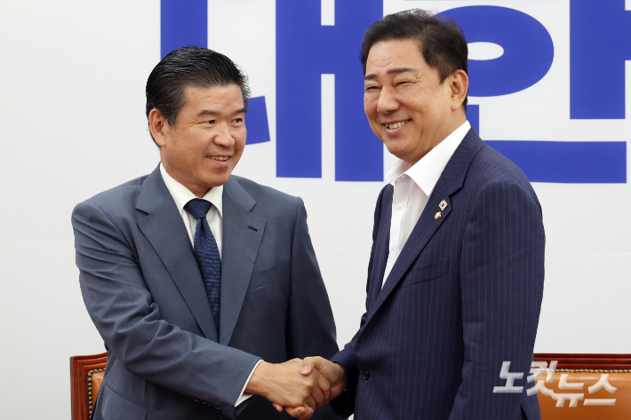 더불어민주당 김병기 원내대표와 제임스 김 주한미국상공회의소(암참, AMCHAM) 회장이 19일 서울 여의도 국회에서 만나 악수를 하고 있다. 윤창원 기자