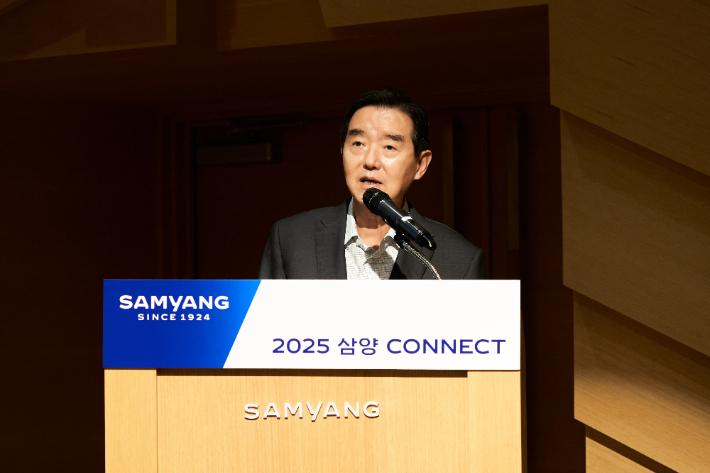 김윤 회장이 19일 판교 삼양디스커버리센터에서 개최한 '2025년 SAMYANG CONNECT'에서 상반기 경영 성과와 하반기 전략 방향에 대해 직원들에게 설명하고 있다. 삼양그룹 제공