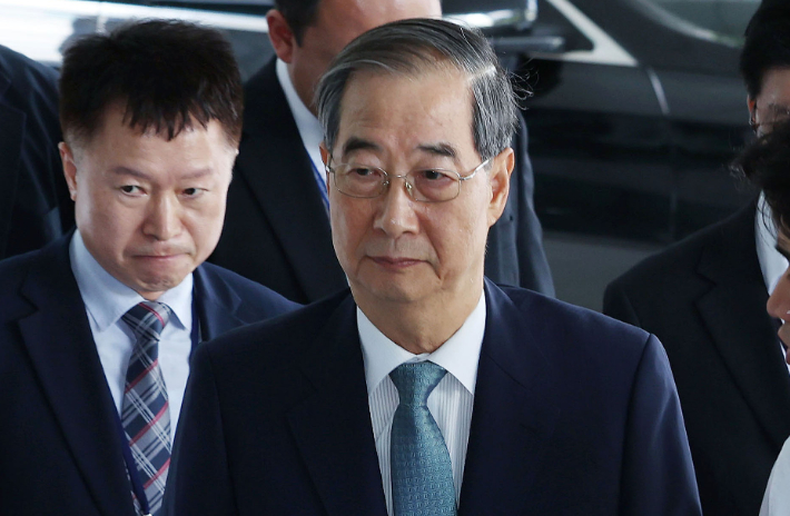 12·3 비상계엄 사태에 가담·방조한 혐의를 받는 한덕수 전 국무총리가 19일 오전 서울 서초구 서울고등검찰청에 마련된 조은석 내란특별검사팀에 피의자 신분으로 출석하고 있다. 류영주 기자
