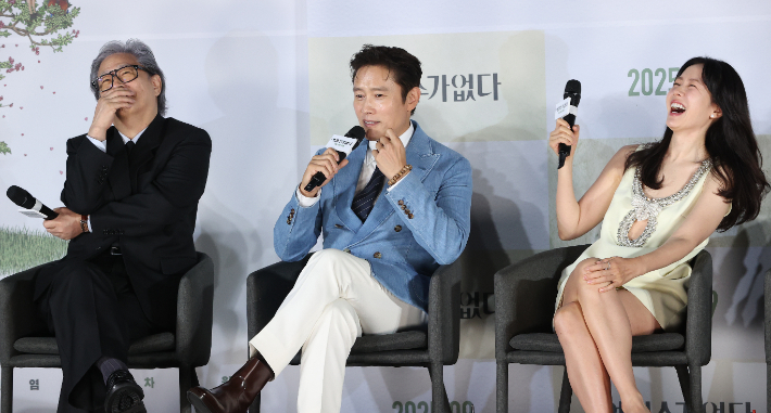 배우 이병헌이 19일 서울 용산구 CGV 용산아이파크몰에서 열린 영화 '어쩔수가없다' 제작보고회에서 토크를 하고 있다. 왼쪽부터 박찬욱 감독, 이병헌, 손예진. 연합뉴스