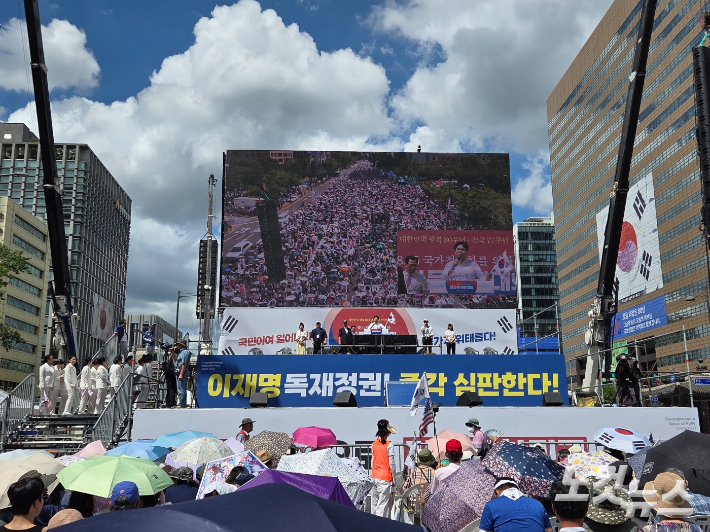 16일 서울 종로구 광화문 일대에서 대한민국바로세우기국민운동본부(대국본)와 사랑제일교회 목사 전광훈씨 측의 주최로 '광화문 국민대회'가 열렸다. 민소운 기자