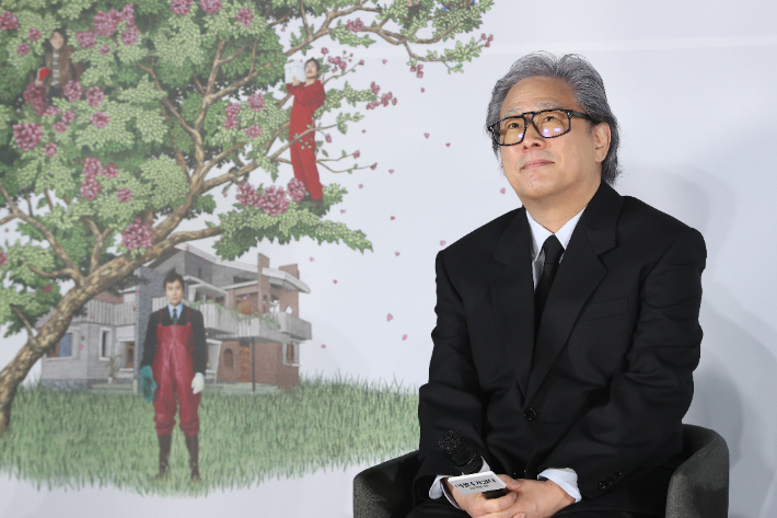 박찬욱 감독이 19일 서울 용산구 CGV 용산아이파크몰에서 열린 영화 '어쩔수가없다' 제작보고회에서 질문을 듣고 있다. 연합뉴스