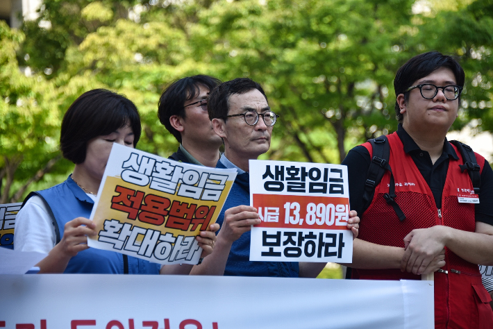 민주노총 부산본부가 19일 부산시청 앞에서 생활임금 요구안 관련 기자회견을 열고 있다. 민주노총 부산본부 제공
