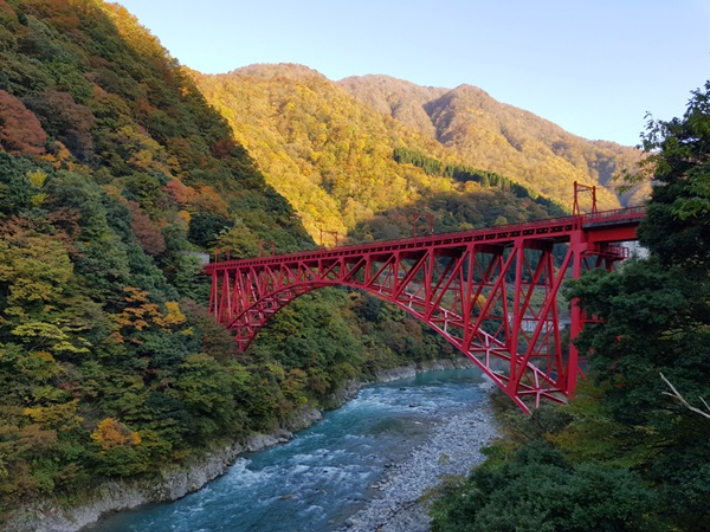 가을 단풍과 어우러진 도야마 (신)야마비코 다리 전경. 한진관광 제공.