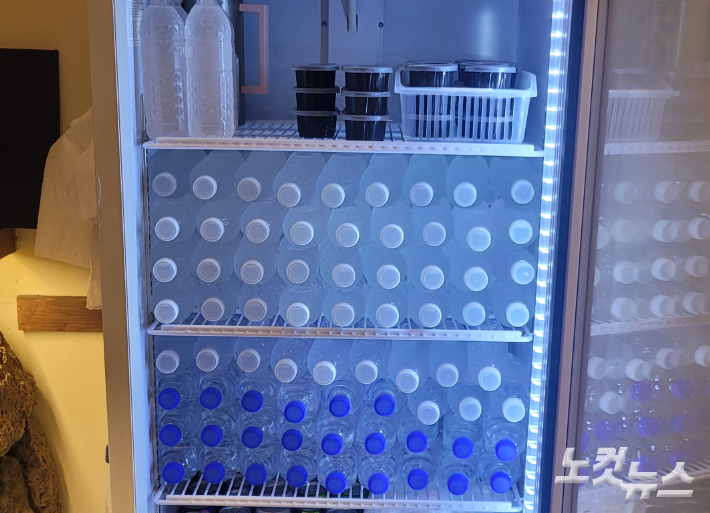 강릉의 한 음식점에서 손님들에게 제공할 생수를 냉장고에 가득 채운 모습. 전영래 기자