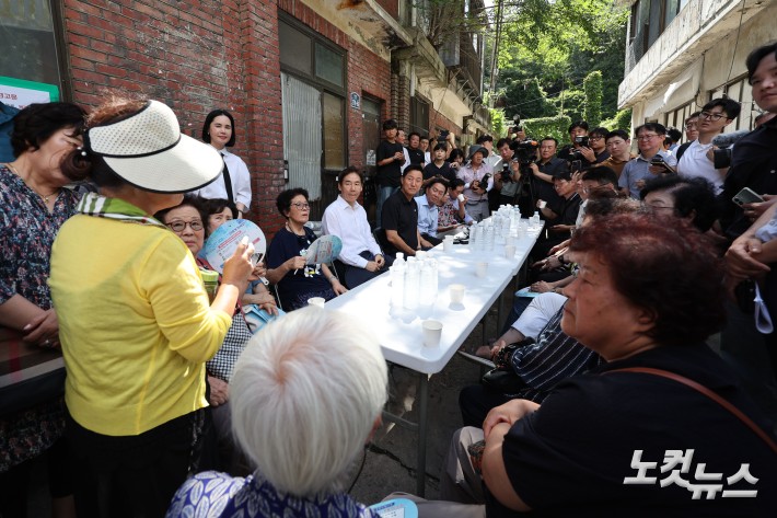 오세훈 서울시장이 19일 오후 서울 서대문구 현저동 1-5번지 일대 모아타운 부지를 방문해 주민들과 간담회를 하고 있다.