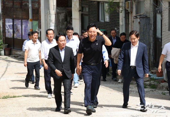 오세훈 서울시장이 19일 오후 서울 서대문구 현저동 1-5번지 일대 모아타운 부지를 현장 점검하고 있다.