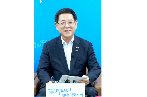 김영록 전라남도지사가 19일 오후 도청 기자실에서 기자간담회를 열고 "새 정부 5극 3특 균형발전 전략에 발맞춘 광주전남 특별지방자치단체, 전남 에너지 해양 특화도시 특별법 제정 노력, 석유화학 철강산업 위기 극복 등에 도정을 집중할 계획"이라고 밝히고 있다. 전라남도 제공 