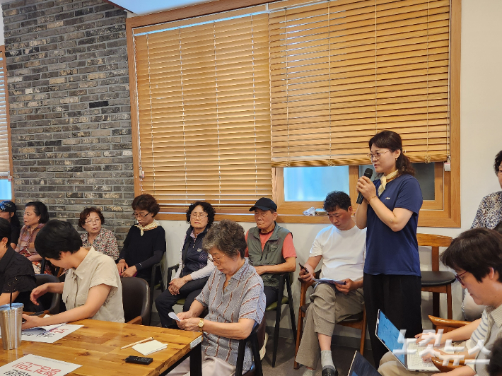 19일 열린 부산 사상하단선 피해보상 주민 간담회에 참석한 주민이 공사 피해를 호소하고 있다. 정혜린 기자