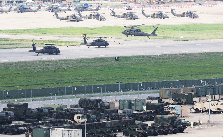 유사시 한반도 방어를 위한 정례 한미연합훈련 '을지 자유의 방패'(UFS·Ulchi Freedom Shield) 연습이 시작된 18일 경기도 평택시 캠프 험프리스에서 아파치 헬기가 이동하고 있다. 연합뉴스