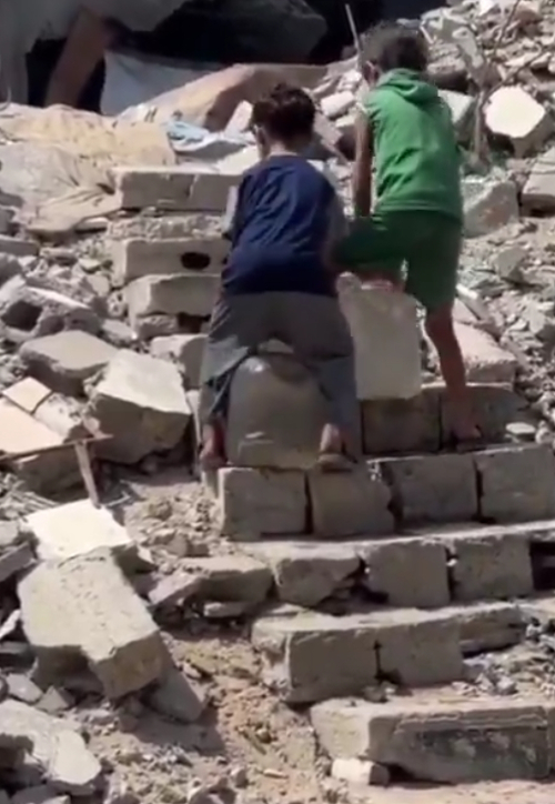 앙상한 두 아이가 그들의 몸보다 무거워 보이는 음수통을 들고 힘겹게 계단을 오르고 있다. X 캡처