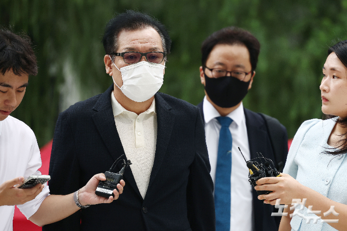 김건희 씨의 '통일교 청탁 의혹' 당사자로 알려진 건진법사 전성배 씨가 18일 오전 서울 종로구에 마련된 김건희 특검팀 사무실에 출석하고 있다. 황진환 기자