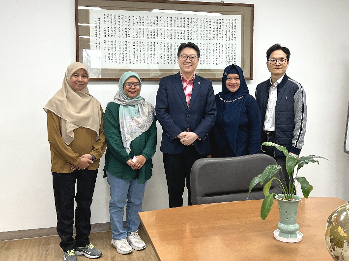 강준모 부총장(가운데)이 보고르대 연수진과 기념촬영을 하고 있다. 호서대 제공