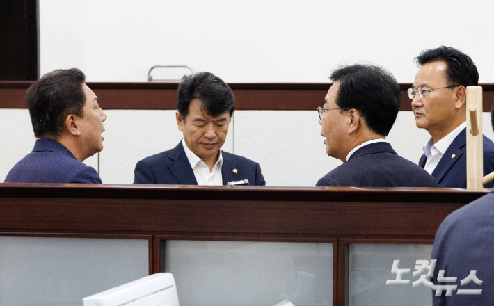 더불어민주당 김병기 원내대표, 국민의힘 송언석 비상대책위원장 겸 원내대표 등 참석자들이 19일 오후 서울 여의도 국회에서 열린 우원식 국회의장 주재 여야 원내대표 회동에 앞서 대화를 나누고 있다. 왼쪽부터 김 원내대표, 문진석 더불어민주당 원내운영수석부대표, 송 원내대표, 유상범 국민의힘 원내수석부대표. 윤창원 기자