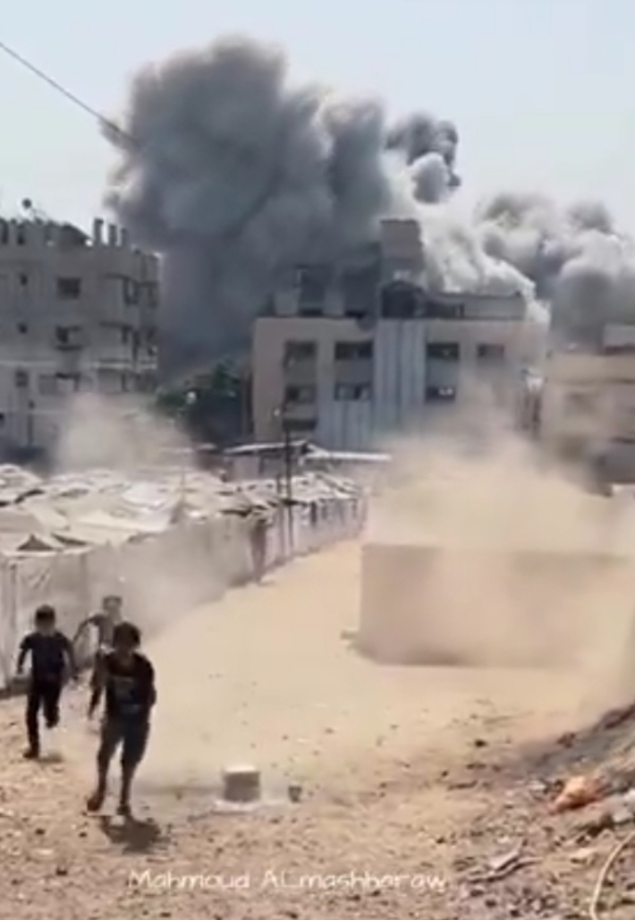 이스라엘의 공습을 피해 죽을힘을 다해 도망가는 가자지구 아이들. X 캡처