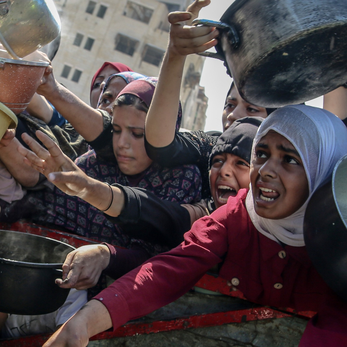 가자지구 무료 급식소에서 아이들이 식량배급을 기다리며 울부짖고 있다. X 캡처 