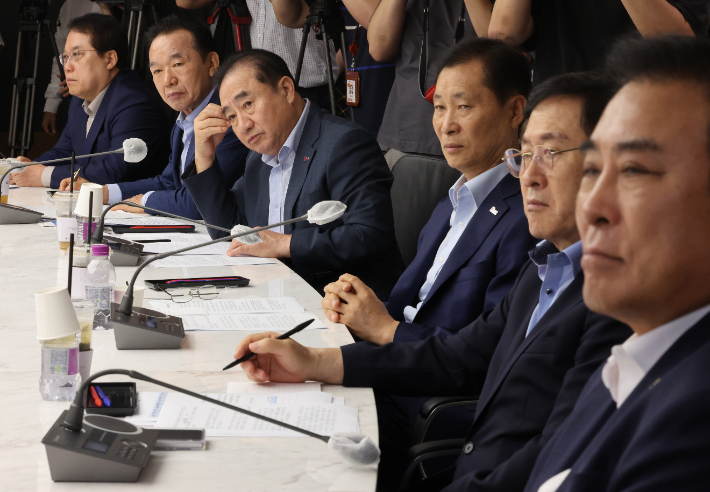 19일 서울 여의도 중소기업중앙회에서 중소기업인들이 중기중앙회를 방문한 김영훈 고용노동부 장관의 발언을 듣고 있다. 연합뉴스