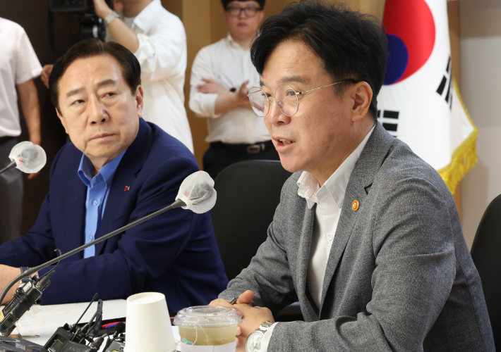 김영훈 고용노동부 장관이 19일 서울 여의도 중소기업중앙회를 방문해 김기문 중기중앙회장 등 중소기업인들과 간담회를 갖고 '노란 봉투 법'(노동조합법 2·3조 개정안) 등 현안에 대해 얘기하고 있다. 연합뉴스