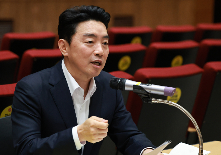 강훈식 대통령비서실장이 19일 서울 용산 대통령실 청사에서 기자간담회를 하고 있다. 연합뉴스