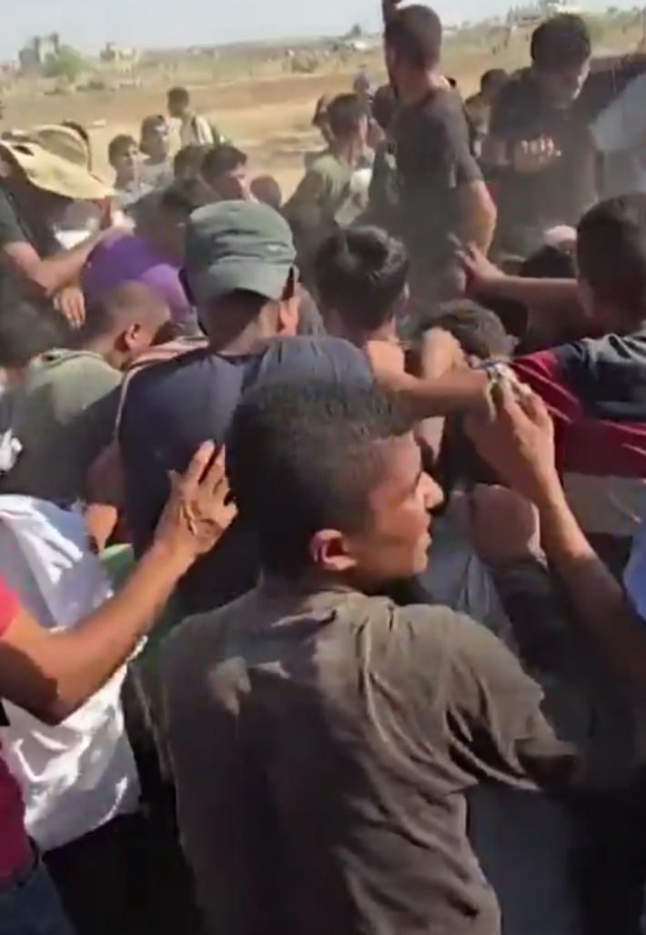 구호물자를 받으려 몰려든 사람들. 가자지구에서는 구호물자를 받으려다 이스라엘군의 공습 등으로 1760명이 숨졌다. X 캡처 