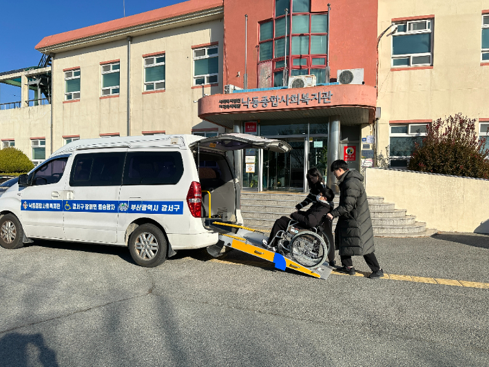 부산 강서구가 낙동종합사회복지관과 함께 장애인콜승합차를 운영한다. 부산 강서구 제공