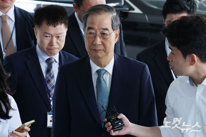 12·3 비상계엄 사태에 가담·방조한 혐의를 받는 한덕수 전 국무총리가 19일 오전 서울 서초구 서울고등검찰청에 마련된 조은석 내란특별검사팀에 피의자 신분으로 출석하고 있다. 류영주 기자