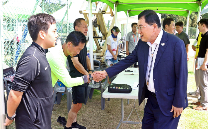 주낙영 경주시장이 '2025 화랑대기 전국 유소년 축구대회' 현장을 점검하며 관계자들을 격려하고 있다. 경주시 제공