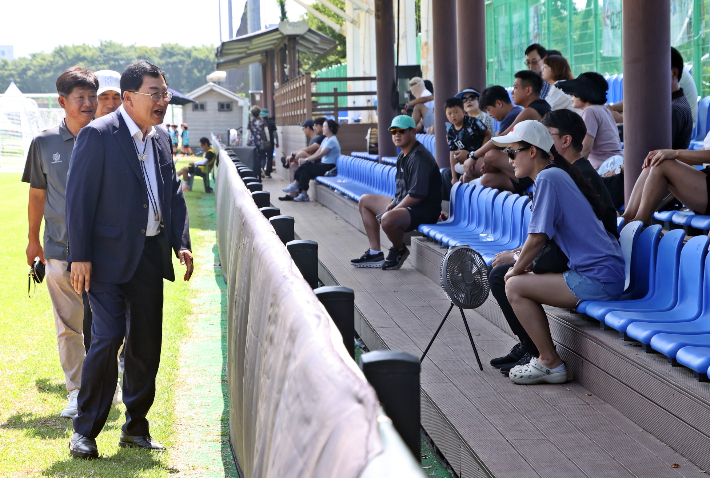 주낙영 경주시장이 '2025 화랑대기 전국 유소년 축구대회' 현장을 점검하고 있다. 경주시 제공