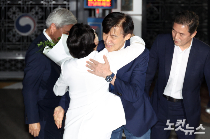 '광복절 특별사면'으로 사면·복권되는 조국 전 조국혁신당 대표가 15일 새벽 구로구 서울남부교도소를 나서며 김선민 당대표 권한대행과 포옹을 하고 있다. 윤창원 기자