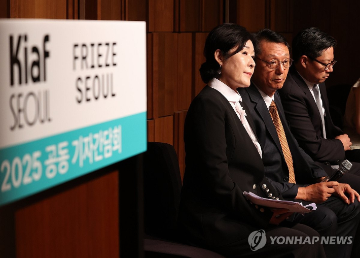 19일 서울 중구 신라호텔에서 열린 미술 전시 키아프 서울·프리즈 서울 공동기자회견에서 한국화랑협회 김정숙 홍보이사(왼쪽부터)·이성훈 협회장, 패트릭 리 프리즈 서울 대표가 질문을 듣고 있다. 연합뉴스