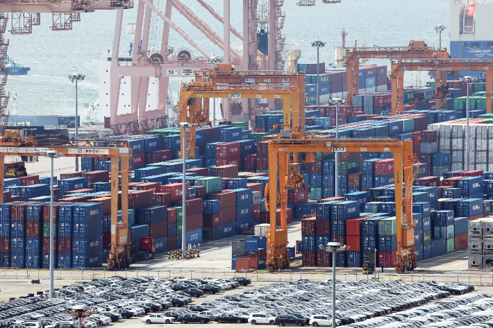 경기도 평택항에 컨테이너가 쌓여 있는 모습. 연합뉴스