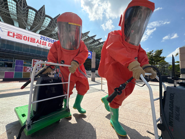 19일 오후 경주역에서 열린 APEC 대비 및 2025 을지연습에서 참가 인원들이 테러 상황 등에 대한 대처 훈련을 하고 있다. 연합뉴스