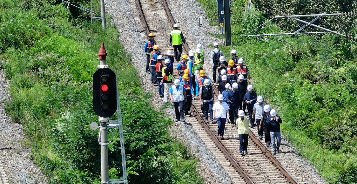 무궁화호 열차가 선로 인근에서 작업 중이던 근로자 7명을 치는 사고가 발생한 19일 경북 청도군 화양읍 삼신리 청도소싸움 경기장 인근 경부선 철로에서 코레일 등 관계자들이 사고가 난 선로를 조사하고 있다. 연합뉴스