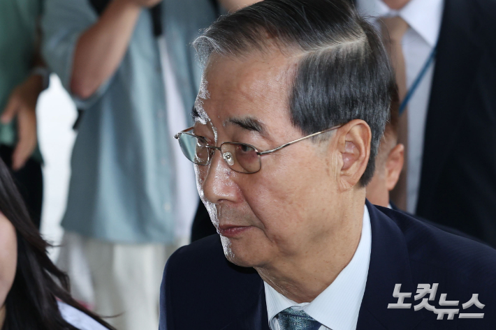 12·3 비상계엄 사태에 가담·방조한 혐의를 받는 한덕수 전 국무총리가 19일 오전 서울 서초구 서울고등검찰청에 마련된 조은석 내란특별검사팀에 피의자 신분으로 출석하고 있다. 류영주 기자