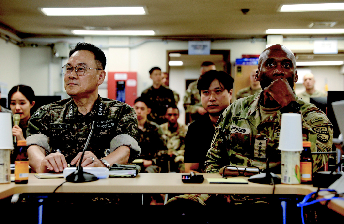 김명수 합참의장과 제이비어 브런슨 주한미군사령관이 19일 연합군사정보지원작전구성군사령부(연정사)를 방문해 작전수행체계를 점검하고 있다. 합참 제공