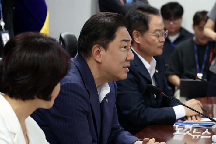 20일 서울 여의도 국회 의원회관에서 열린 새정부 경제성장전략 당정협의에서 더불어민주당 김병기 원내대표가 발언을 하고 있다.