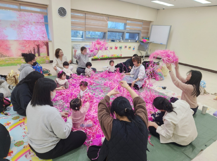 육아종합지원센터에서 오감 퍼포먼스 활동을 하고 있다. 순천시 제공