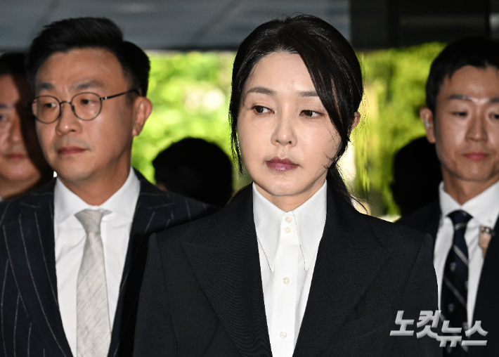 특검, '진술 거부' 김건희 구속 기간 연장…이달 31일까지