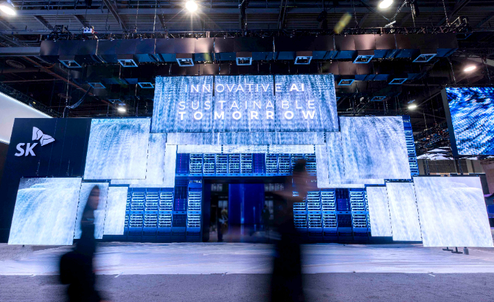 CES 2025 SK그룹 전시관 입구 정면에 설치된 '혁신의 문'. SK텔레콤 제공