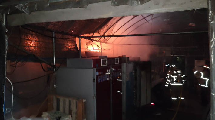 충남 청양군 운곡면 후덕리 비닐하우스 화재 진화 모습. 청양소방서 제공